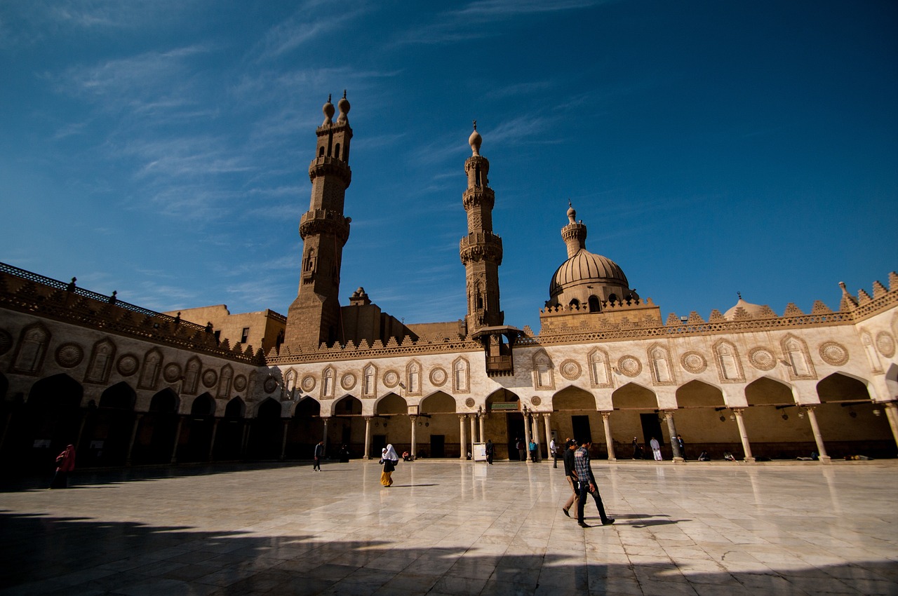 الأزهر الشريف يصدر فتوى تندد بالصلاة المختلطة